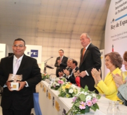 Octavio Enríquez, momentos después de recibir de manos de Don Juan Carlos el Premio Internacional de Periodismo Rey de España en la categoría Premio E